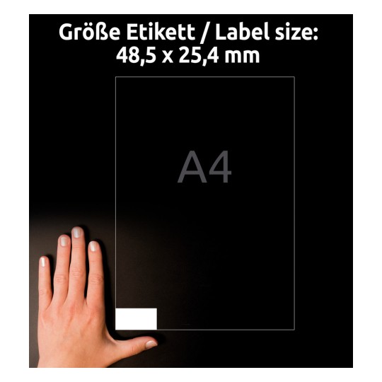 Obrázek zobrazuje ruku vedle štítku s rozměry 48,5 x 25,4 mm a poznámkou označující velikost A4. Pozadí je tmavé.