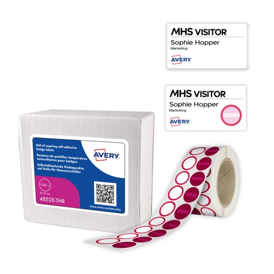 Obrázek ukazuje krabici expiračních samolepicích štítků na odznaky od společnosti Avery, spolu s listy návštěvnických odznaků a VOID štítků.