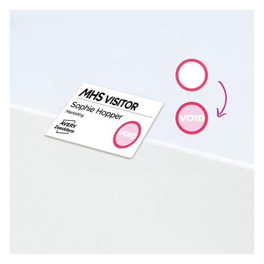 Návštěvnický odznak označený jako 'MHS VISITOR' se jménem 'Sophie Hopper', termínem 'VOID' a logy od Avery Zweckform na bílém pozadí.
