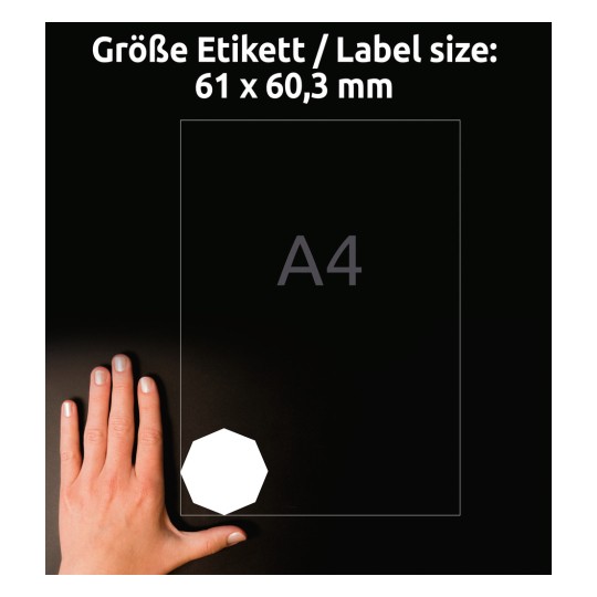 Obrázek ukazuje ruku vedle specifikace rozměrů pro formát A4, měřící 61 x 60,3 mm. Ruka je umístěna na tmavém pozadí, s viditelným bílým osmiúhelníkovým tvarem.
