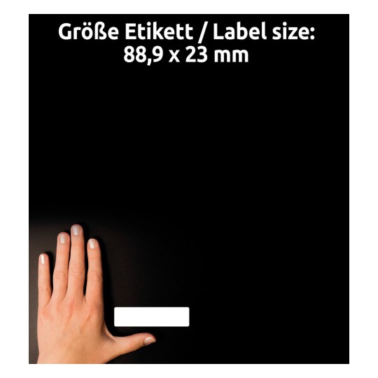 Obrázek zobrazuje ruku vedle prázdného štítku na černém pozadí. Rozměry štítku jsou uvedeny jako 88,9 x 23 mm.