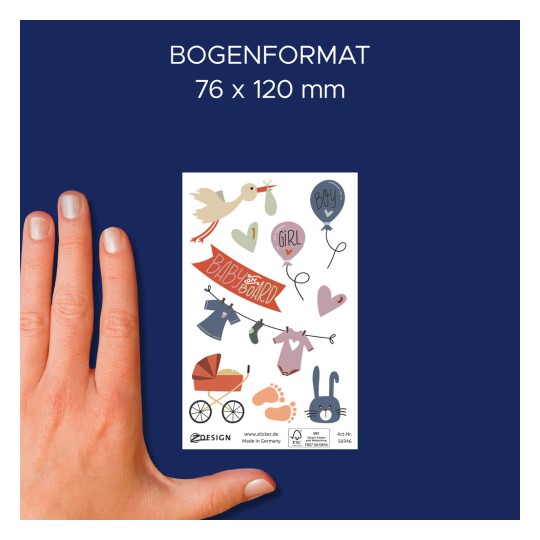 Obrázek zobrazuje aršík samolepek s různými ilustracemi na téma miminka, včetně čápa, balónků, oblečení, kočárku a nápisu 'BABY ON BOARD'. Pro měřítko je zde zobrazena ruka na tmavě modrém pozadí.