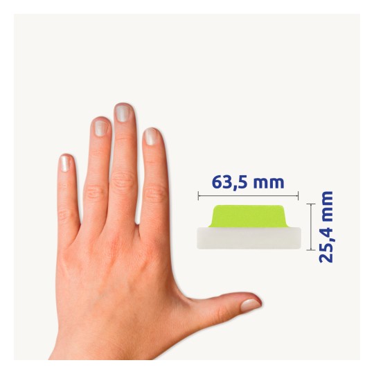 Obrázek zobrazuje lidskou ruku s viditelnou manikúrou, umístěnou vedle malého předmětu s rozměry: šířka 63,5 mm a výška 25,4 mm.