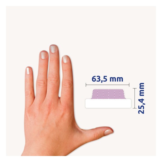 Obrázek ukazuje ruku s upravenými nehty vedle objektu s rozměry 63,5 mm na šířku a 25,4 mm na výšku.