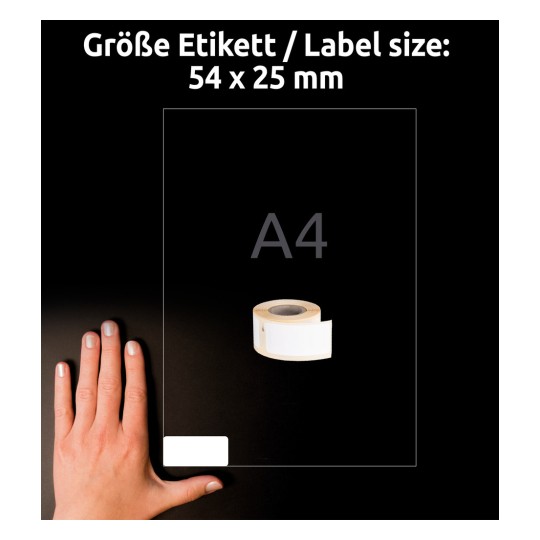 Obrázek zobrazuje ruku vedle archu štítků velikosti A4 s rozměry 54 x 25 mm. Blízko na tmavém pozadí je umístěn kotouč bílého štítkového pásku.