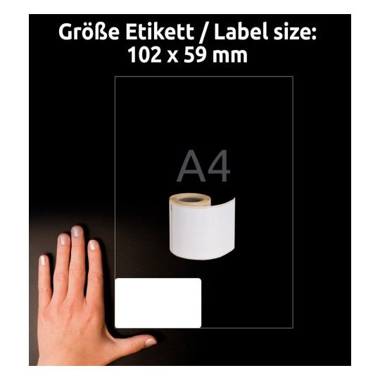 Obrázek ukazuje ruku s etiketou o velikosti 102 x 59 mm vedle role prázdných etiket s uvedenou velikostí A4.