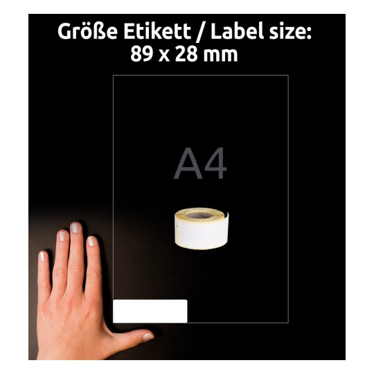 Obrázek zobrazuje ruku vedle role etiket na tmavém pozadí, s textem uvádějícím velikost etikety (89 x 28 mm) a velikost papíru A4.
