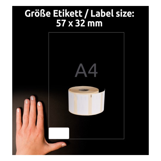 Obrázek zobrazuje ruku vedle role prázdných štítků, což ukazuje velikost štítku 57 x 32 mm a formát A4.