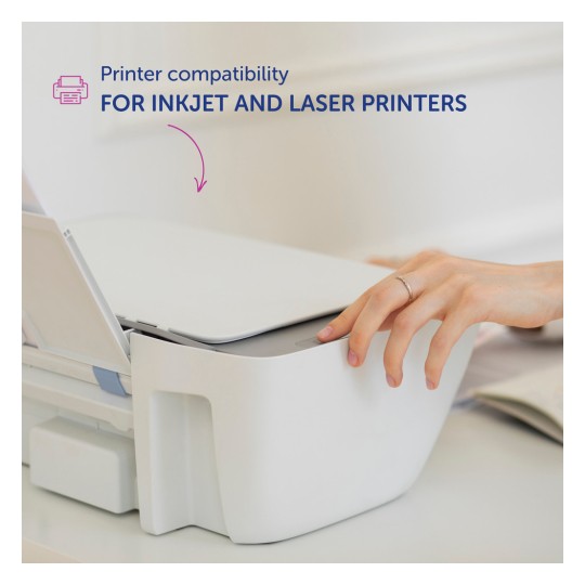 Obrázek ukazuje ruku ovládající tiskárnu s nálepkou označující kompatibilitu pro inkoustové i laserové tiskárny.