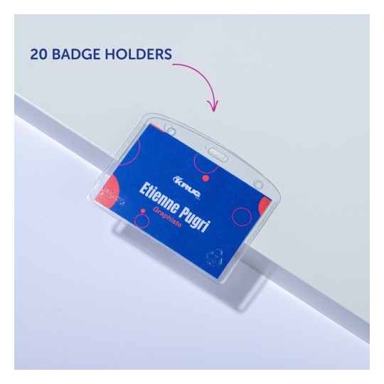Obrázek zobrazuje průhledný držák na průkazku s kartičkou s modrým pozadím, která obsahuje jméno 'Etienne Pugri' a slovo 'Graphiste'. Také zvýrazňuje text '20 DRŽÁKŮ NA PRŮKAZKY'.