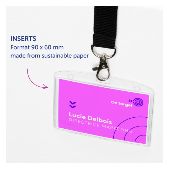 Obrázek zobrazuje jmenovku nebo držák odznaku s růžovou vložkou. Odznak obsahuje jméno 'Lucie Delbois' a titul 'ŘEDITELKA MARKETINGU'. Má klip a je popsán jako vyrobený z udržitelného papíru. Velikost je uvedena jako 90 x 60 mm.