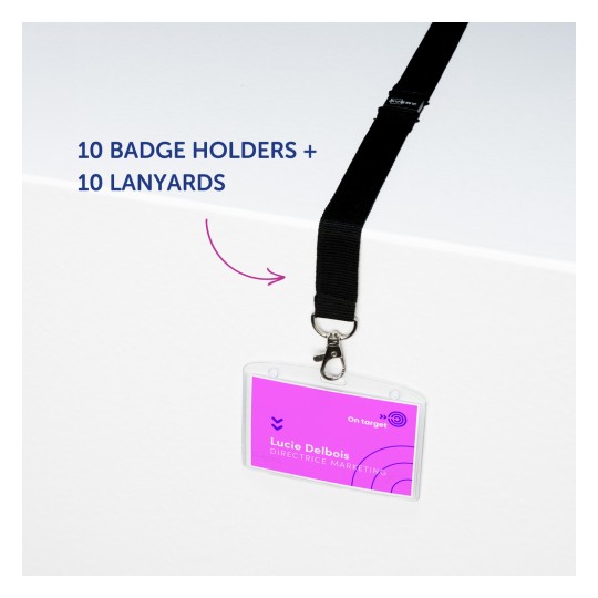 Obrázek ukazuje sadu držáků na odznaky a lanyardů, obsahující 10 držáků na odznaky a 10 lanyardů, se vzorovým jmenovkou, na které je napsáno 'Lucie Delbois' a 'DIRECTRICE MARKETING' na růžovém pozadí.