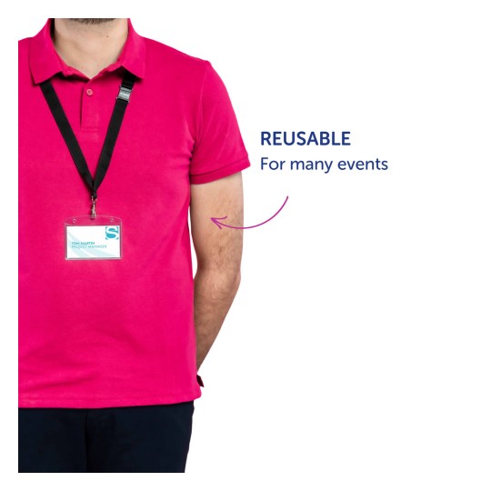 Jedinec oblečený v růžovém polotriku s jmenovkou zavěšenou na šňůrce. Na jmenovce je uvedeno jméno 'Tom Martin' a titul 'Projektový manažer'. Text vedle osoby uvádí 'OPAKOVANĚ POUŽITELNÉ' a 'Pro mnoho akcí'.