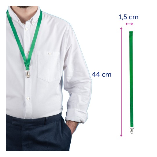 Obrázek zobrazuje osobu, která má kolem krku zelenou šňůrku. Šňůrka má klip a rozměry 44 cm na délku a 1,5 cm na šířku. Osoba je oblečena v bílé košili a námořnických kalhotách.