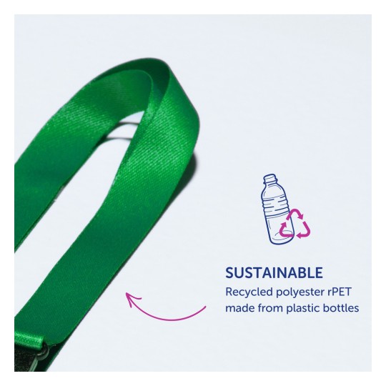 Obrázek obsahuje zelenou stuhu a text, který vysvětluje, že je vyrobena z recyklovaného polyesteru rPET, pocházejícího z plastových lahví, čímž zdůrazňuje její udržitelnost.