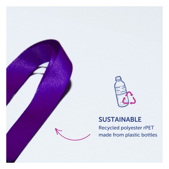 Obrázek zobrazuje fialovou stuhu s textovým popisem, který zdůrazňuje její udržitelný materiál, s uvedením, že je vyrobena z recyklovaného polyesteru rPET pocházejícího z plastových lahví.