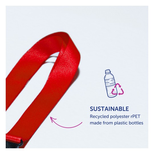 Obrázek obsahuje červenou stužku označenou jako 'Udržitelný', vyrobenou z recyklovaného polyesteru rPET pocházejícího z plastových lahví. Zdůrazňuje ekologičnost a recyklaci.
