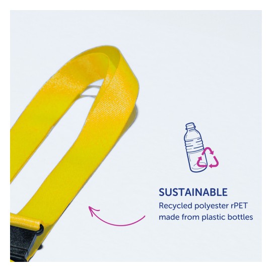 Obrázek obsahuje žlutý popruh s přezkou, označený jako 'SUSTAINABLE' a vysvětluje, že je vyroben z recyklovaného polyesteru rPET pocházejícího z plastových lahví.