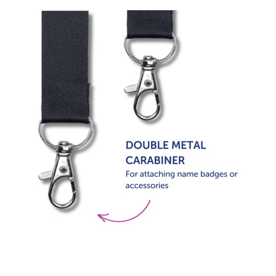 Obrázek ukazuje dvojitý kovový karabiner připevněný k černému popruhu, určený pro připevnění jmenovek nebo příslušenství.