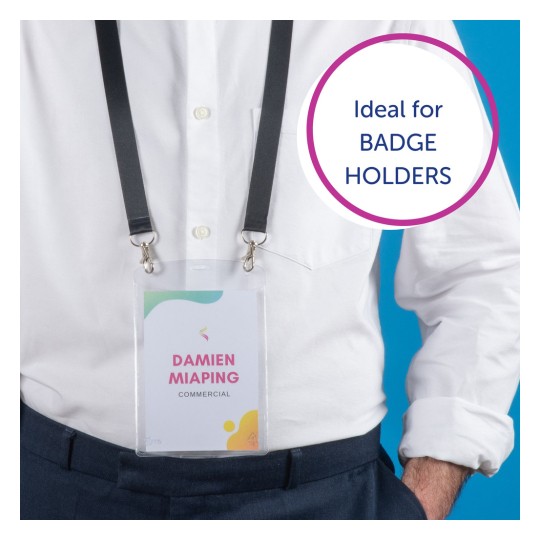 Obrázek ukazuje osobu v bílé košili s držákem na jmenovku kolem krku. Jmenovka zobrazuje jméno 'Damien Miaping' a titul 'Obchodník'. Popisek uvádí 'Ideální pro DRŽÁKY JMENOVEK.' Pozadí je jednobarevné modré.