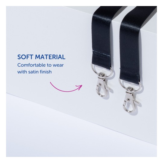 Obrázek zobrazuje dva saténové popruhy s kovovými sponami, které zdůrazňují jejich měkký materiál a komfort. Popis textu vyzdvihuje jejich saténový povrch a pohodlí při nošení.