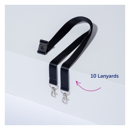 Obrázek zobrazuje dva černé šňůrky na krk s kovovými klipy připevněnými na každém konci. Leží na bílém povrchu s štítkem, na kterém je uvedeno '10 šňůrek na krk.'