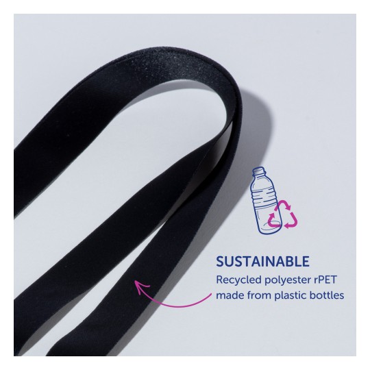 Obrázek zobrazuje černou stuhu vyrobenou z recyklovaného polyesteru, s textem zdůrazňujícím její udržitelnou povahu tím, že je vyrobena z plastových lahví.