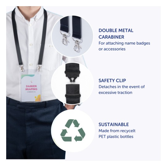 Obrázek ukazuje šňůrku na krk určenou pro jmenovky, která obsahuje dvojitý kovový karabiner, bezpečnostní klip a poznámku o jejích udržitelných materiálech vyrobených z recyklovaných PET plastových lahví.