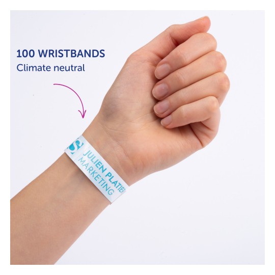 Obrázek ukazuje ruku osoby nosící náramek s nápisem '100 WRISTBANDS Climate neutral' a vytištěným textem 'JULIEN PLATTER MARKETING'.