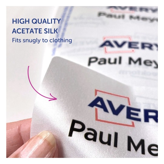 Obraz ukazuje kus látky označený jako vysoce kvalitní acetátový hedváb. Je zaměřen na její texturu. Štítek obsahuje jméno 'Paul Meyer' a značku 'Avery', což naznačuje, že dobře padne k oděvu.