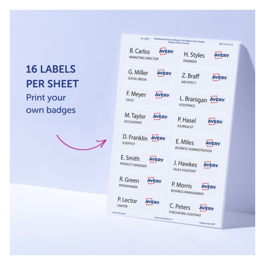 Obrázek obsahuje arch samolepicích jmenovek s 16 štítky k tisku. Každý štítek obsahuje jméno a pracovní pozici, jako například 'B. Carlos, MARKETINGOVÝ ŘEDITEL' a 'G. Miller, SOCIÁLNÍ MÉDIA'. Jmenovky mají logo 'Avery' a pokyny pro tisk vlastních jmenovek.