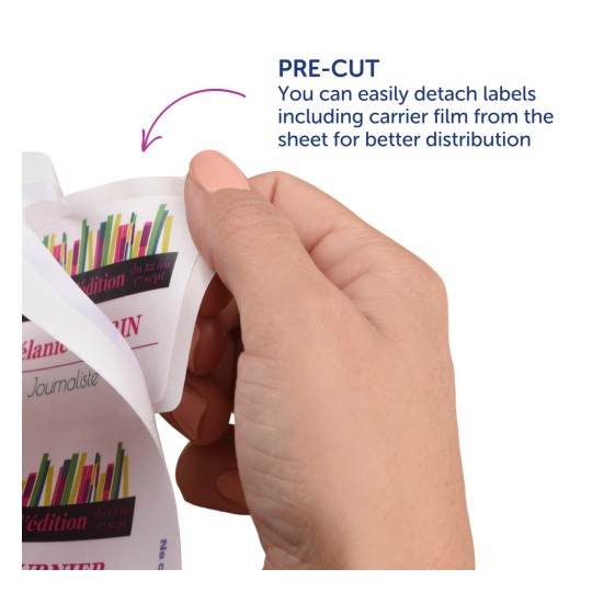 Obraz ukazuje ruku držící předem nařezané etikety, které lze snadno oddělit z listu. Etikety obsahují barevnou grafiku a text označující událost s daty. Také jsou poskytnuty pokyny pro lepší distribuci.