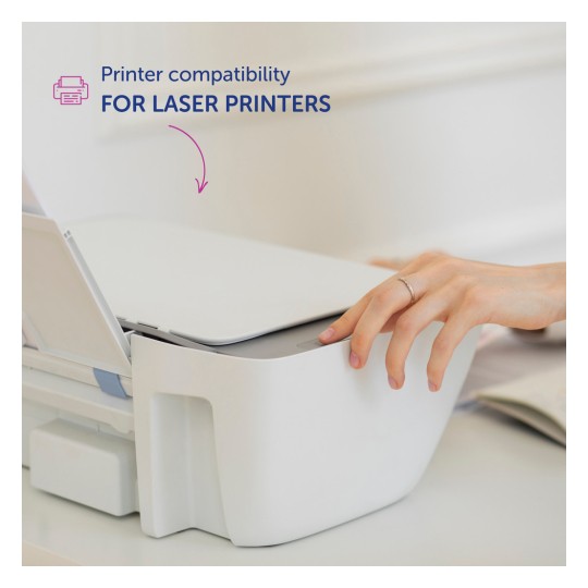 Obrázek ukazuje ruku ovládající tiskárnu, konkrétně zdůrazňuje její kompatibilitu s laserovými tiskárnami. Tiskárna vypadá moderně a bíle, s otevřeným víkem, což naznačuje, že s ní uživatel interaguje.