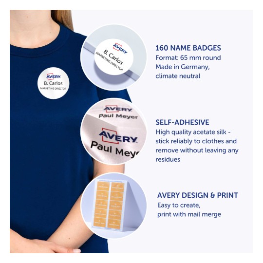 Obrázek zobrazuje jmenovky pro produkty Avery, na kterém je člověk v modrém tričku s viditelnou jmenovkou ukazující nápis 'B. Carlos, ŘEDITEL MARKETINGU'. Design obsahuje informace o jmenovkách, jako je množství, materiál a funkce jako samolepivost a snadný tisk.