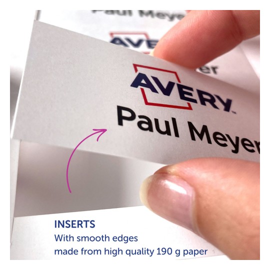 Obrázek ukazuje detail ruky držící kartu, na které je nápis 'Paul Meyer' a viditelné logo 'Avery'. Níže je poznámka, která říká 'VLOŽKY s hladkými okraji vyrobené z vysoce kvalitního papíru o gramáži 190 g.'
