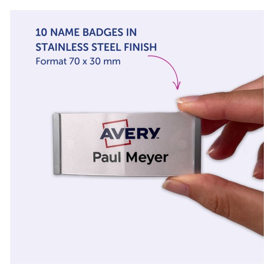 Obrázek ukazuje ruku držící jmenovku z nerezové oceli. Jmenovka obsahuje jméno 'Paul Meyer' a logo 'Avery'. Uvádí, že produkt obsahuje 10 jmenovek s rozměry 70 x 30 mm.