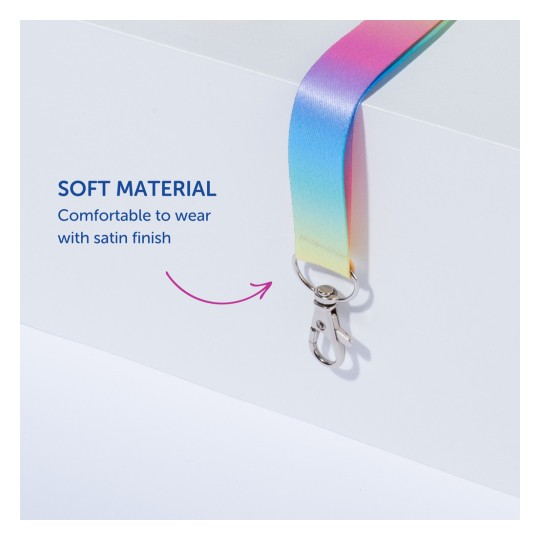 Obrázek zobrazuje barevnou šňůrku na krk se saténovým povrchem a stříbrnou sponou. Zvýrazňuje měkký materiál a pohodlí designu této šňůrky, doplněný popisným textem zdůrazňujícím tyto vlastnosti.