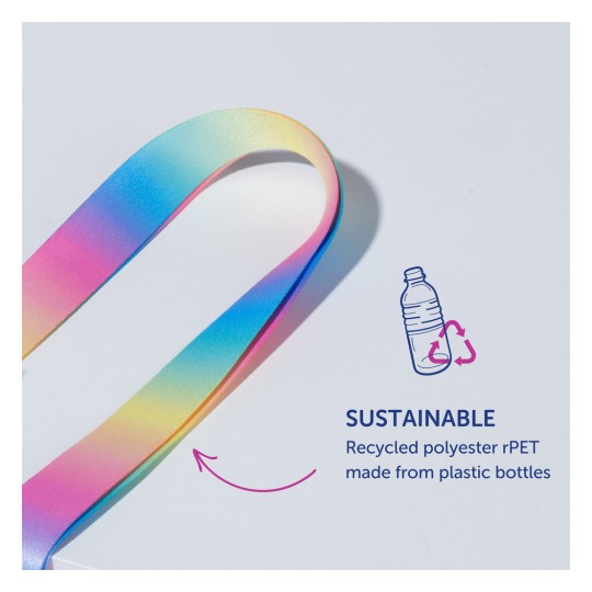 Obrázek zobrazuje barevnou stuhu vyrobenou z udržitelného recyklovaného polyesteru rPET, spolu s textovým popisem zdůrazňujícím její ekologickou povahu, přičemž je uvedeno, že je vyrobena z plastových lahví.