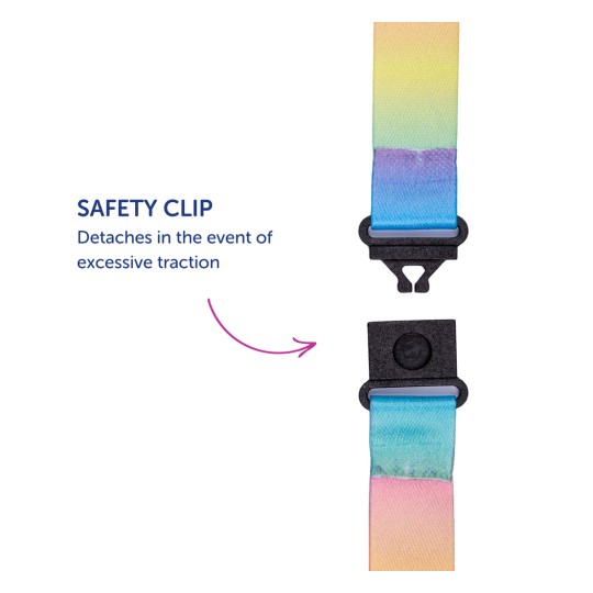 Obrázek ukazuje bezpečnostní sponu připevněnou k barevnému popruhu, s oznámením, že se oddělí při nadměrném tahu.