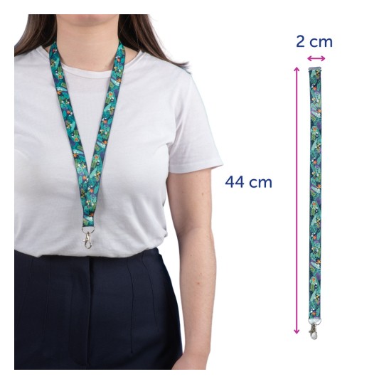 Obrázek ženy, která má na krku vzorovaný popruh na krk. Popruh má květinový design a je 44 cm dlouhý a 2 cm široký.