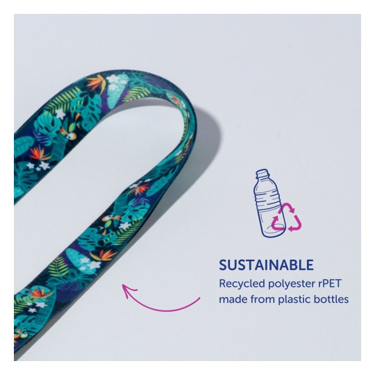 Obrázek zobrazuje barevný popruh s tropickým designem, který podporuje udržitelnost prostřednictvím recyklovaných materiálů, konkrétně polyesteru vyrobeného z plastových lahví.