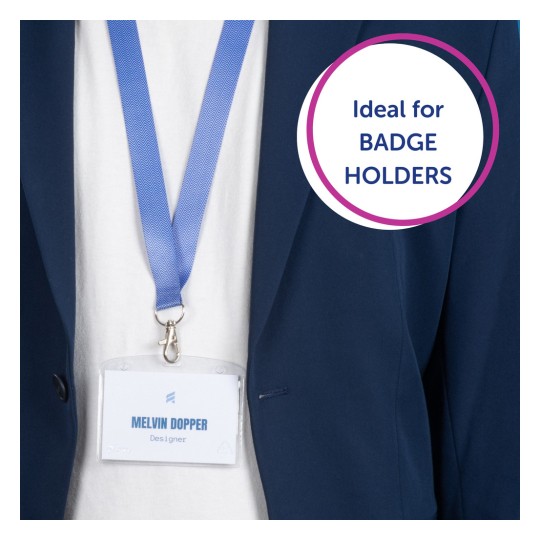Obrázek zobrazuje osobu v námořnickém saku a bílé košili s modrou šňůrkou, na které je připevněna jmenovka se jménem 'MELVIN DOPPER, Designer'. Je zde také kruhový grafický prvek s nápisem 'Ideální pro DRŽÁKY JMENOVEK'.