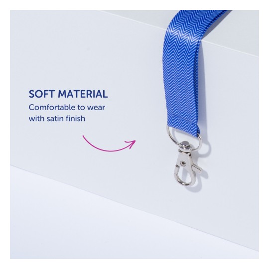 Obrázek obsahuje modrou šňůrku na krk vyrobenou z měkkého materiálu s saténovým povrchem. Je popsána jako pohodlná na nošení a má kovovou sponu na konci.