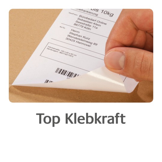 Obrázek ukazuje ruku, jak odlepuje štítek z kartonového balíku, s viditelnou doručovací adresou vedle čárového kódu. Pod obrázkem je zobrazen text "Top Klebkraft", což naznačuje silnou přilnavost.