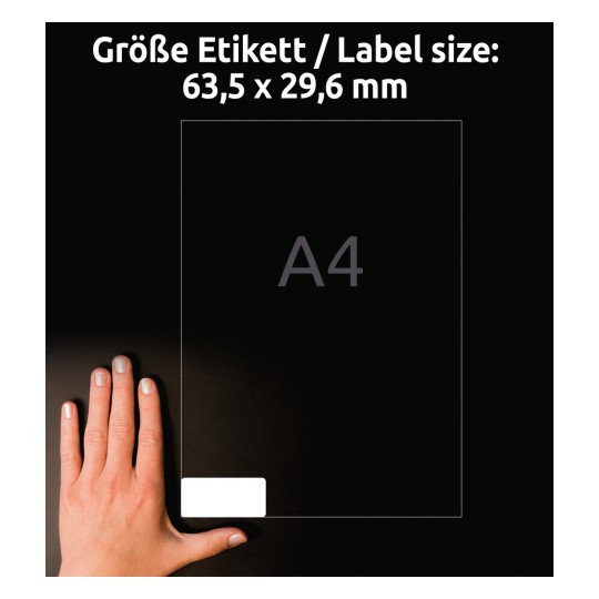 Obrázek zobrazuje ruku vedle štítku s rozměry 63,5 x 29,6 mm na černém pozadí. Velikost je označena jako A4.