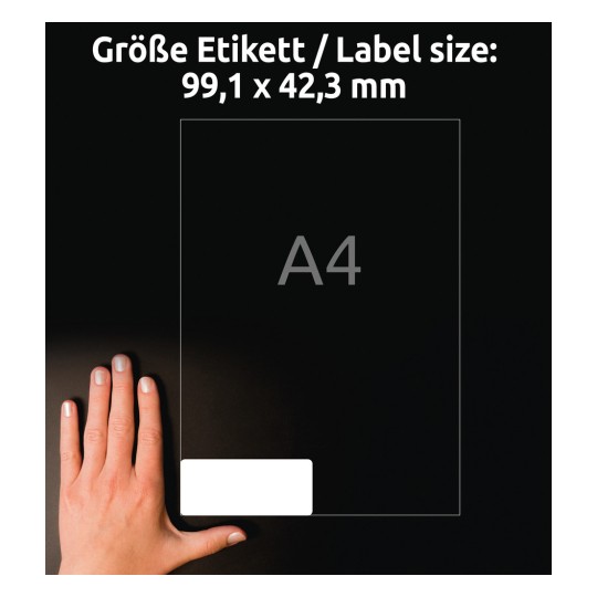 Obrázek zobrazuje ruku umístěnou vedle vodítka pro velikost štítku, které udává rozměry 99,1 x 42,3 mm. Štítek je definován v obrysu velikosti A4 na tmavém pozadí.