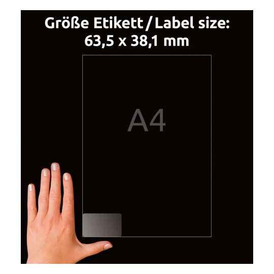 Obrázek ukazuje ruku vedle štítku s rozměry 63,5 x 38,1 mm, což naznačuje, že se jedná o štítek formátu A4.