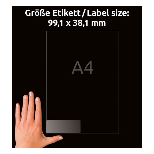 Obrázek zobrazuje ruku držící štítek určený pro formát A4, o rozměrech 99,1 x 38,1 mm. Velikost a rozměry štítku jsou zřetelně zobrazeny na černém pozadí.