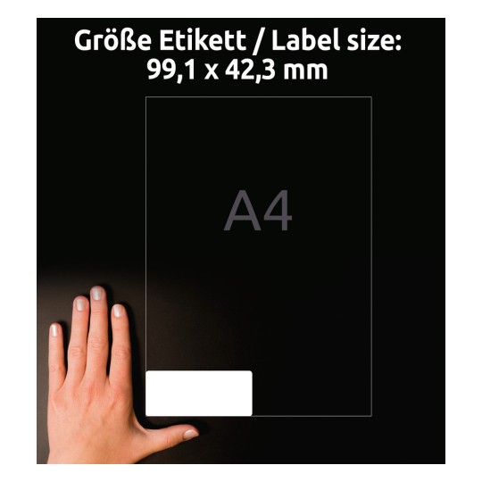 Obrázek ukazuje ruku vedle diagramu velikosti štítku s rozměry 99,1 x 42,3 mm, označeného jako A4, s černým pozadím.