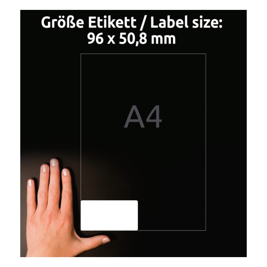 Obrázek ukazuje ruku vedle specifikace velikosti štítku pro papír formátu A4, uvádějící rozměry 96 x 50,8 mm.